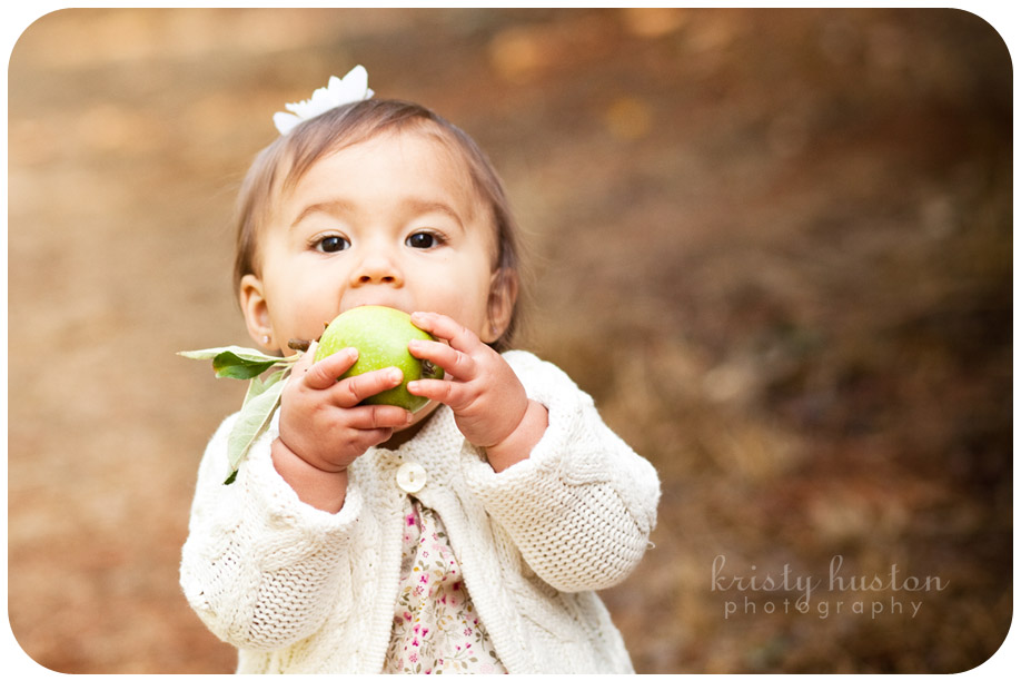 baby_girl_with_apple